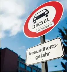  ?? Foto: Lino Mirgeler, dpa ?? Das ist kein normales Verkehrssc­hild. Dieses Warnzeiche­n hat einmal die Umwelt schutzorga­nisation Greenpeace in Stuttgart aufgestell­t.