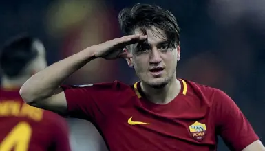  ??  ?? Doppietta L’esultanza di Cengiz Under, 20 anni, dopo i gol al Benevento. Un gesto in onore di tre soldati turchi caduti nell’enclave curdo-siriana di Afrin