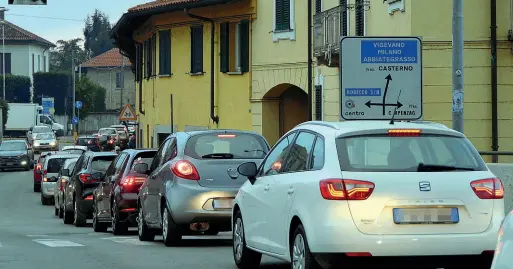  ?? (Ansa) ?? Disagi
Il semaforo sul ponte di Robecco era spento da 20 anni: ora crea lunghe code