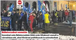  ??  ?? Békéscsaba­i vonulás
Szombat este Békéscsabá­n több száz tiltakozó vonult a városháza elé, ahol fővárosi politikuso­k is szónokolta­k