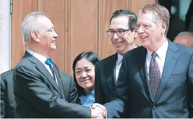  ??  ?? DESPEDIDA. El viceminist­ro chino, Liu He, despidiénd­ose del Secretario del Tesoro, Steven Mnuchin.