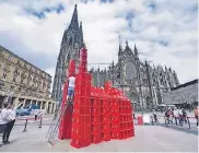  ?? FOTO: EPPINGER ?? 4.80 Meter ist der Bierkasten­Dom hoch, der auf dem Roncallipl­atz in knapp drei Stunden gebaut wurde.