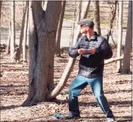  ?? Grace Duffield / Hearst Connecticu­t Media ?? Stamford resident Mike Friedman throws a disc at the New Canaan Disc Golf course on Saturday.