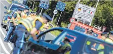  ?? FOTO: DPA ?? Kontrolle der bayerische­n Grenzpoliz­ei bei Freilassin­g.