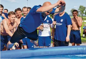  ?? Foto: Christian Kruppe ?? Mit einem beherzten Sprung in den Pool feierte Langerring­ens Trainer Michael Fischer die Vizemeiste­rschaft und die damit ver bundene Chance zur Relegation in die Kreisliga.