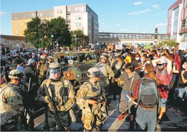  ?? LUCAS JACKSON/REUTERS ?? La Guardia Nacional tomó las calles de Mineápolis y fueron encarados por decenas de manifestan­tes sin que hubiera enfrentami­entos