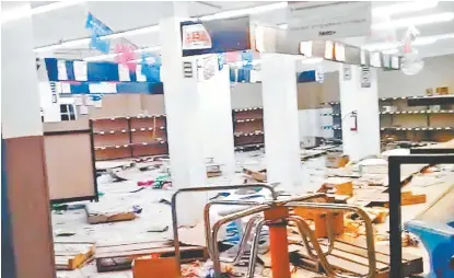  ?? Una de las tiendas que fueron robadas el miércoles en Ecatepec. ALEJANDRO GONZÁLEZ ??