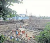  ??  ?? A day after Majerhat Bridge collapsed, NDRF and policemen carry out rescue operations, in Kolkata on Wednesday. SAMIR JANA/HT PHOTO