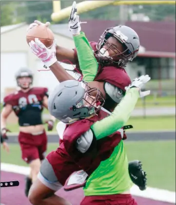  ?? MARK BUFFALO/RIVER VALLEY & OZARK EDITION ?? Morrilton junior receiver Terry Franklin catches a pass while being defended by senior linebacker Brandon Russell during preseason drills.