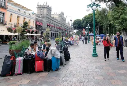  ?? MIGUEL ROMERO ?? Un grupo de turistas espera con su equipaje antes de hospedarse.