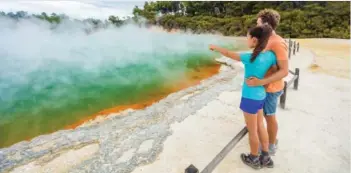  ?? ?? Tourists visiting Champagne Pool at Wai-O-Tapu thermal park in Rotorua, New Zealand.