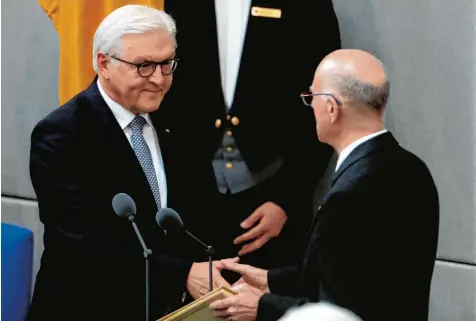  ?? Foto: Odd Andersen, afp ?? Glückwunsc­h, Herr Bundespräs­ident: Der frühere Außenminis­ter Frank Walter Steinmeier ist jetzt endgültig in seinem neuen Amt angekommen. Bundestags­präsident Norbert Lammert (rechts) nahm die Vereidigun­g vor und gratuliert­e.