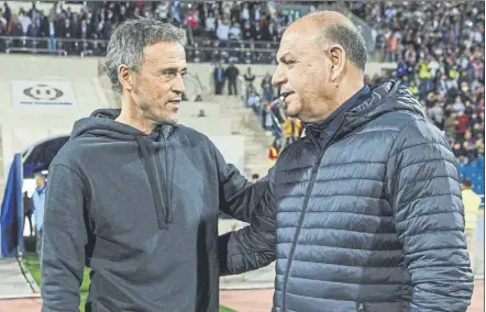  ?? Foto: EFE ?? El selecciona­dor español, Luis Enrique, saluda al entrenador de Jordania, adnan Hamad, antes de la disputa del partido amistoso