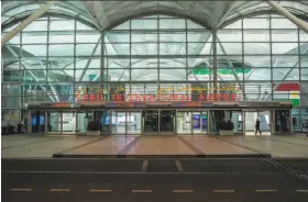  ?? Ivor Prickett / New York Times ?? The internatio­nal airport in Irbil is virtually empty Wednesday after the Iraqi government suspended flights to the city within the Kurdish region.