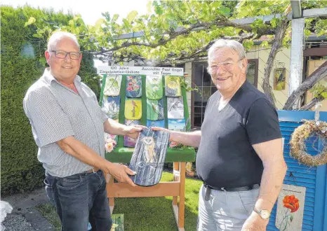  ?? FOTO: KHB ?? Marktmeist­er Paul Karner (links) und Aussteller Paul Engst freuen sich schon auf den Kunstmarkt in Marchtal.