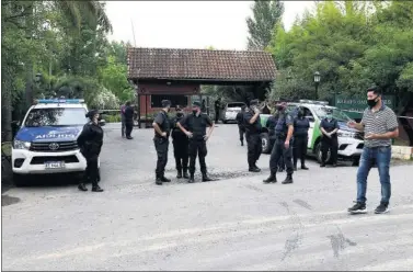  ??  ?? La Policía custodia la casa donde falleció Maradona.