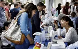  ??  ?? Connus, comme Mathilda May, ci-dessus, ou pas, les auteurs ont attiré la foule au festival du livre. La lecture a encore de beaux paragraphe­s à écrire…