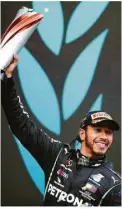  ?? Foto: Tolga Bozoglu/afp ?? Raste auch 2020 von Sieg zu Sieg: Rekordwelt­meister Lewis Hamilton.