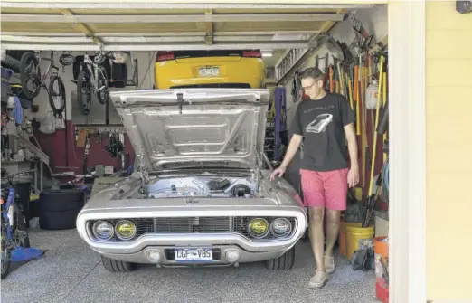  ?? THOMAS PEIPERT/AP ?? Kevin Erickson walks around his electrifie­d 1972 Plymouth Satellite at his Commerce City, Colorado, home this fall.