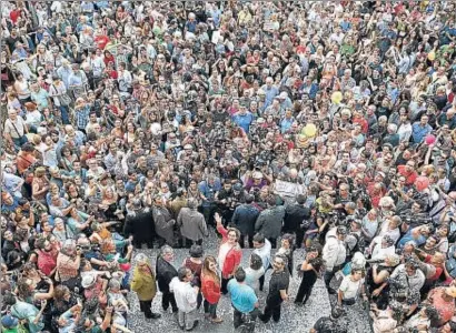  ?? LLUÍS GENÉ / AFP ?? La nueva alcaldesa de Barcelona se dio un baño de masas en Sant Jaume