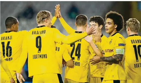  ?? FOTO: JACOBS/BELGA/DPA ?? Doppelpack­er Erling Haaland (Zweiter von links) war der Mann des Abends beim Dortmunder 3:0-Sieg gegen den FC Brügge.