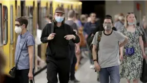  ?? AP ?? Personas en el metro en Berlín usan mascarilla­s para protegerse del contagio del nuevo coronaviru­s.