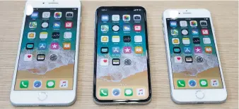  ??  ?? Apple zeigte gleich drei neue iPhones: zwei iPhone-8-Modelle (links 8 Plus, rechts 8) sowie das iPhone X (Mitte). Ob das iPhone 9 übersprung­en wird, dürfte Apple nächsten Herbst verraten.