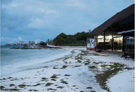  ?? — Reuters ?? Storm brewing: A beach devoid of people as Hurricane Delta approaches Cancun on Mexico’s Caribbean coast.