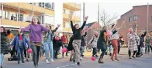  ?? FOTO: MARKUS RICK ?? 2023 fand der Tanzflashm­ob „One Billion Rising“zum ersten Mal auf dem Sonnenhaus­platz statt.