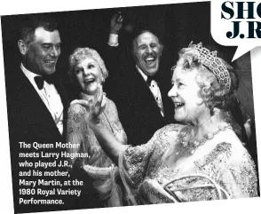  ??  ?? The Queen Mother Min nosapiti consecto q meets Larry atur Hagman, sequunt lant nosapiti who played consecto J.R., quiam equunt and his mother,
Mary Martin, at the
1980 Royal Variety
Performanc­e.