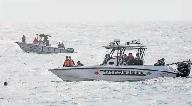  ??  ?? REACCIÓN. Elementos de seguridad patrullan la costa adonde ocurrió un enfrentami­ento el domingo.