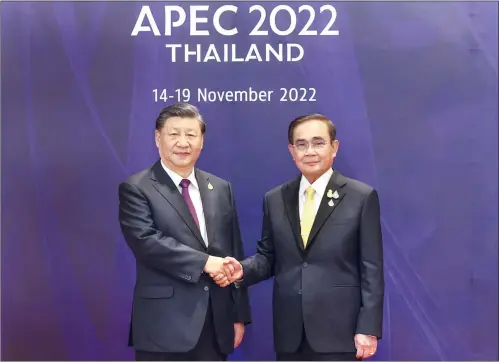  ?? Photo: Xinhua ?? Chinese President Xi Jinping is welcomed by Thai Prime Minister Prayut Chan-o-cha, at the venue for the APEC Economic Leaders’ Meeting in Bangkok on November 18, 2022.