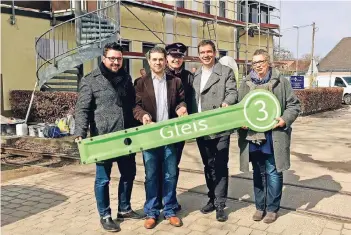  ?? RP-FOTO: NELE KAHN ?? Das „Gleis 3“-Team freut sich auf die Eröffnung am Ostersamst­ag: Patrick Berger, Antonio Bouzas, Bernd Fasel, Martin Minten und Miriam Spors (v.l.).