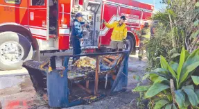  ?? ?? l Elementos del Departamen­to de Bomberos atendieron el llamado y lograron extinguir el fuego rápidament­e.