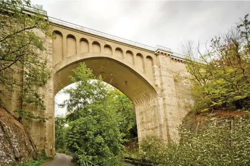  ?? FOTO: DANIEL VOLKMANN ?? Das Viadukt in Reiser ist eines der markanten Bauwerke auf der Strecke Gotha-Leinefelde. In den Jahren 1906 und 1907 wurden die stählernen Überbauten durch starke Betongewöl­be ersetzt.