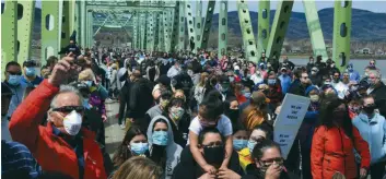  ??  ?? Il n’est pas question d’organiser une marche de solidarité dans le Restigouch­e comme celle qui a attiré plus de 500 personnes en mai sur le pont J.-C.-Van-Horne. - Archives