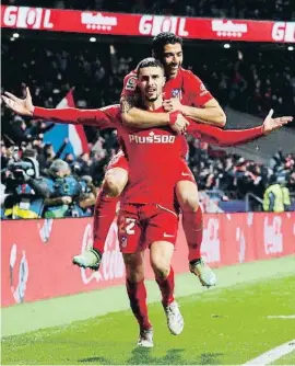  ?? ?? Luis Suárez se sube a hombros del goleador Mario Hermoso