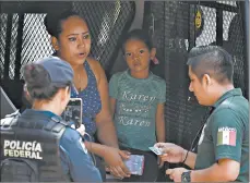  ?? ALFREDO ESTRELLA/GETTY-AFP ?? Mexican authoritie­s detain a Nicaraguan migrant with her daughter last month in Ciudad Hidalgo in Chiapas state.