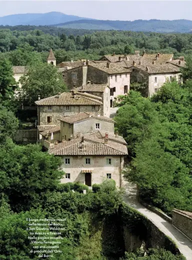  ??  ?? Il borgo medievale-resort nella tenuta del Borro, a San Giustino Valdarno, tra Arezzo e Firenze. Nella pagina accanto, Vittoria Ferragamo con una cassetta di prodotti dell’Orto del Borro.