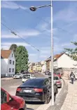  ??  ?? Solche LED-Straßenlat­ernen werden die hängende Beleuchtun­g ersetzen.