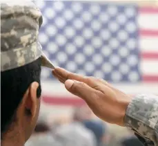  ?? GETTY IMAGES ?? Un saludo a los policías, militares u otros oficiales caídos en el cumplimien­to de su deber.