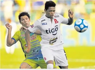  ??  ?? BOLETOS. Alianza y Santa Tecla se perfilan como semifinali­stas del campeonato.