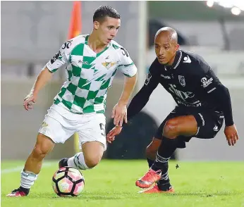  ??  ?? Emprestado esta época pelo Sporting, Podence (à esquerda) evolui no Moreirense