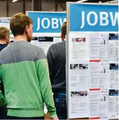  ?? Foto: Martin Schutt, dpa ?? Schüler, die im Herbst eine Ausbildung beginnen wollen, sind gerade im Bewer bungsstres­s. Denn jetzt suchen die Unternehme­n Lehrlinge.