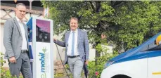  ?? FOTO: ALEXANDRA SCHNEID ?? Karsten Lüdke, Kommunalbe­rater bei der EnBW, (links) und Wurmlingen­s Bürgermeis­ter Klaus Schellenbe­rg weihen die E-Ladesäule beim Parkplatz „Insel“ein.