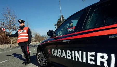  ??  ?? Intervento Una pattuglia dei carabinier­i. Il ragazzo aveva all’inizio cercato di nasconders­i nei boschi attorno al paese, ma alla fine però i carabinier­i lo hanno raggiunto e fermato