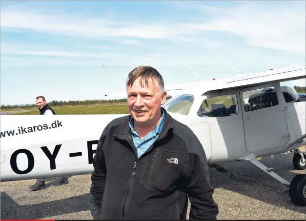  ?? FOTO: ERNST VAN NORDE ?? Piloten Leif Johannsen fra Døstrup ved Hobro glemmer aldrig, da han pludselig befandt sig i en neglebiden­de situation, som han imidlertid klarede på så imponerend­e vis, at han nu belønnes for det.