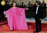  ?? ?? 5 L’attuale direttore creativo di Valentino, Pierpaolo Piccioli, al Met Gala con Glenn Close vestita in total pink, il colore dell’ultima collezione di alta moda Valentino 5