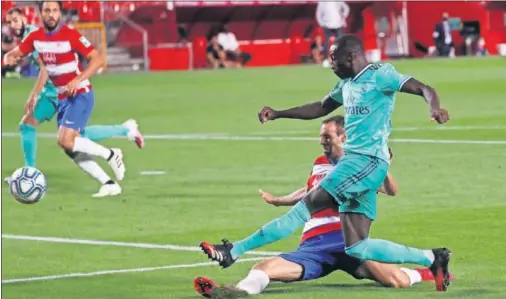  ??  ?? Ferland Mendy marcó su primer gol con el Real Madrid ante el Granada: en la imagen, el momento del gran disparo con su pierna izquierda.