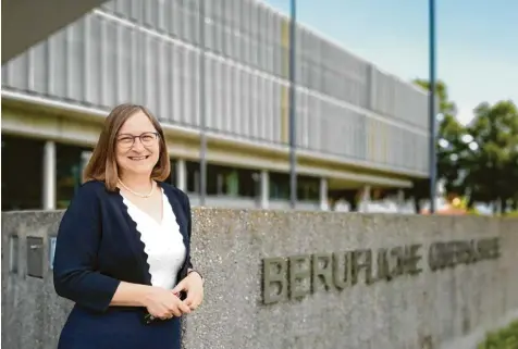  ?? Foto: Vanessa Polednia ?? Hermine Scroggie ist die neue Leiterin der FOS/BOS in Friedberg. Sie unterricht­et schon seit Langem an der Schule und war bislang stellvertr­etende Leiterin. Jetzt tritt die 49-Jährige die Nachfolge von Wolfgang Wiedemann an.